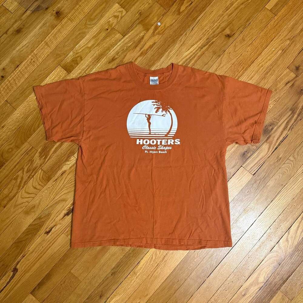 Gildan Hooters Classic Shapes Ft Myers Beach Graphic T-Shirt XL Orange